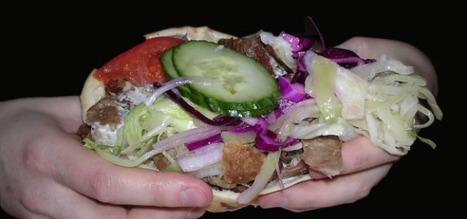 Studenci Politechniki Warszawskiej zrobili Kebs&Go. Jak wygląda kebab z automatu? 
