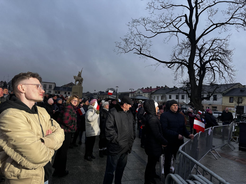 Chaos w Końskich. Dwie debaty prezydenckie, tłumy ludzi na rynku 