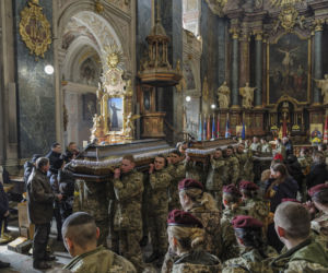 Lwów: Odbyły się pierwsze pogrzeby ukraińskich żołnierzy poległych w wojnie z Rosją 
