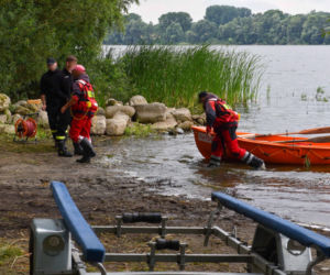Dwaj koledzy wypłynęli na wędkowanie przy silnym wietrze. Żaden nie wrócił do domu. Straż nadal szuka jednego z nich