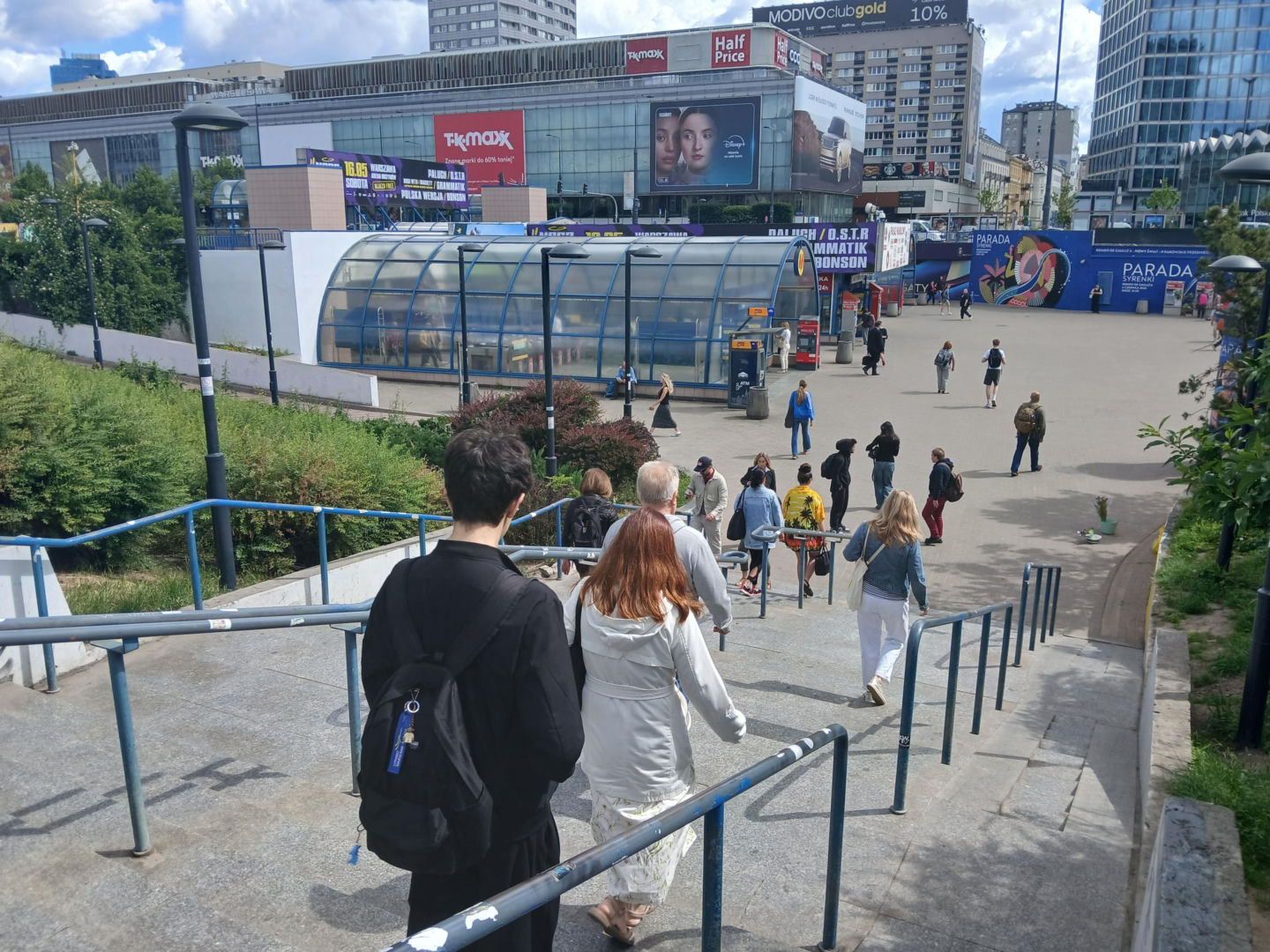Chodnik łączący Dworzec Centralny i metro Centrum w Warszawie