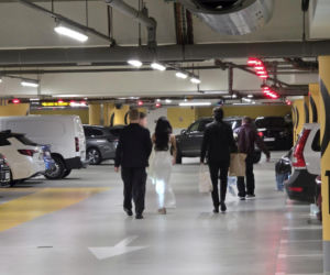 Justyna Steczkowska przemyka po parkingu w otoczeniu ochroniarzy