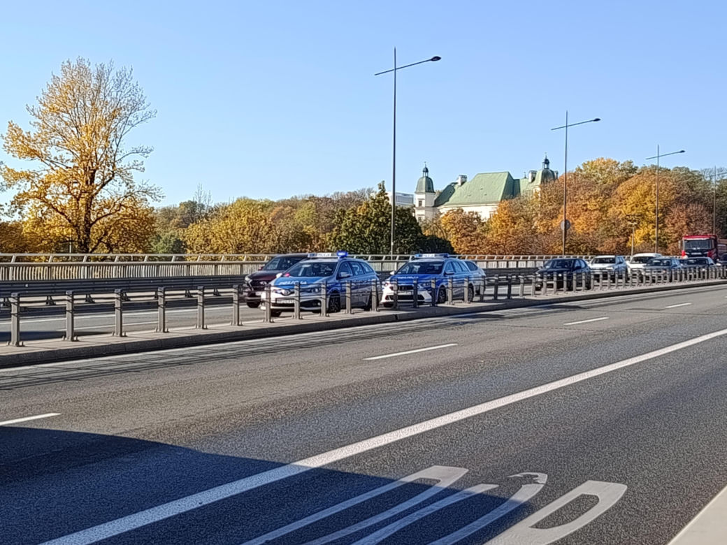 Pożar osobówki na Trasie Łazienkowskiej