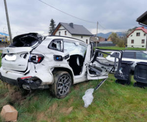 Groźne zderzenie w Beskidach. Auto wjechało pod pociąg Kolei Śląskich