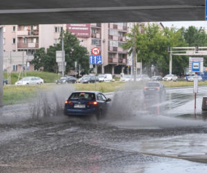 Burze nad Polską. Tysiące interwencji strażackich, połamane drzwa, uszkodzone dachy 