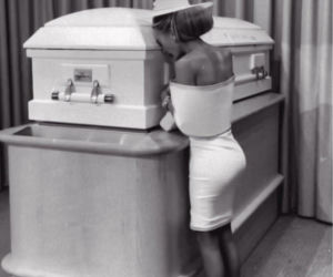 Influencerka urządziła sesję przy trumnie nastoletniej córki. Internauci się wściekli