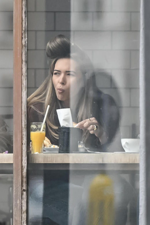 Sandra Kubicka w wałku na głowie