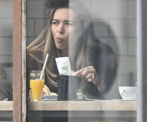 Sandra Kubicka w wałku na głowie