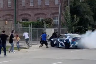 Wjechał w tłum niczym SPYCHACZ. Dodge Charger przejął pałeczkę po Mustangu? [WIDEO]