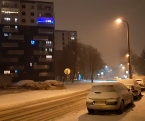 Atak zimy na Śląsku. Na drogach jest armageddon i ślizgawica. Cieżarówki nie mogą podjechać pod wzniesienia [ZDJĘCIA]