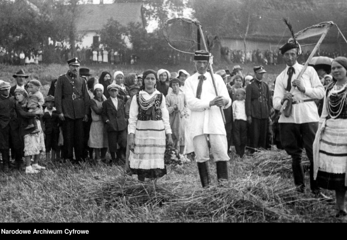 Uśmiechnięci Polacy, stroje ludowe, tańce i huczne pożegnanie lata. Tak obchodzono dożynki kilkadziesiąt lat temu