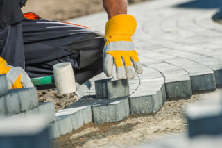 Błędy przy układaniu kostki brukowej. Co może pójść nie tak? Oto jak zabezpieczyć kostkę przed zarastaniem chwastami czy trawą