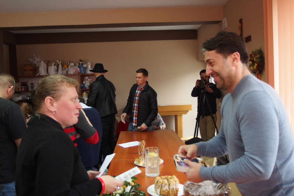 Marcin Miller w ośrodku Caritasu.