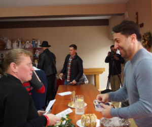 Marcin Miller w ośrodku Caritasu.