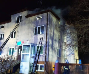 Pożar wybuchł w nocy. Ogień i dym odcięły drogę ucieczki czteroosobowej rodzinie