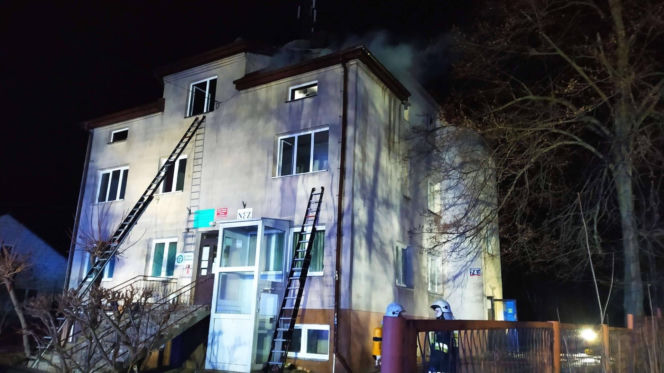 Pożar wybuchł w nocy. Ogień i dym odcięły drogę ucieczki czteroosobowej rodzinie