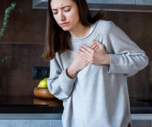 Serce przyspiesza po obiedzie? To zwykle norma, ale te objawy po posiłku powinny cię zaniepokoić