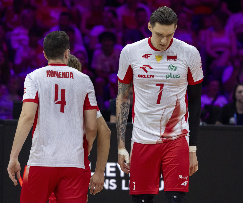 Siatkarz Bartłomiej Lemański ze spuszczoną głową na boisku. O kontuzji zawodnika przeczytasz na SE Supersport.