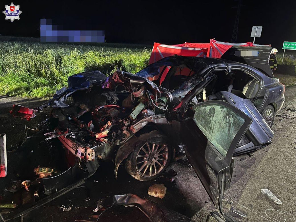 Tragiczny wypadek w Wojciechowie Kolonii Pierwszej. Nie żyje dwóch mężczyzn. Volvo uderzyło w szambiarkę