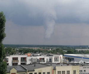 Trąba powietrzna na Śląsku?! Widok z Żor sieje postrach. Te ujęcia robią wrażenie! [WIDEO, ZDJĘCIA]