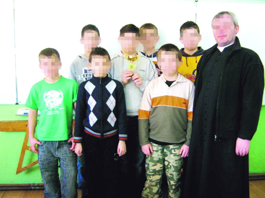 Ksiądz uczył dzieci seksu z butelką