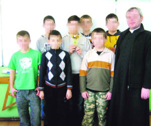 Ksiądz uczył dzieci seksu z butelką