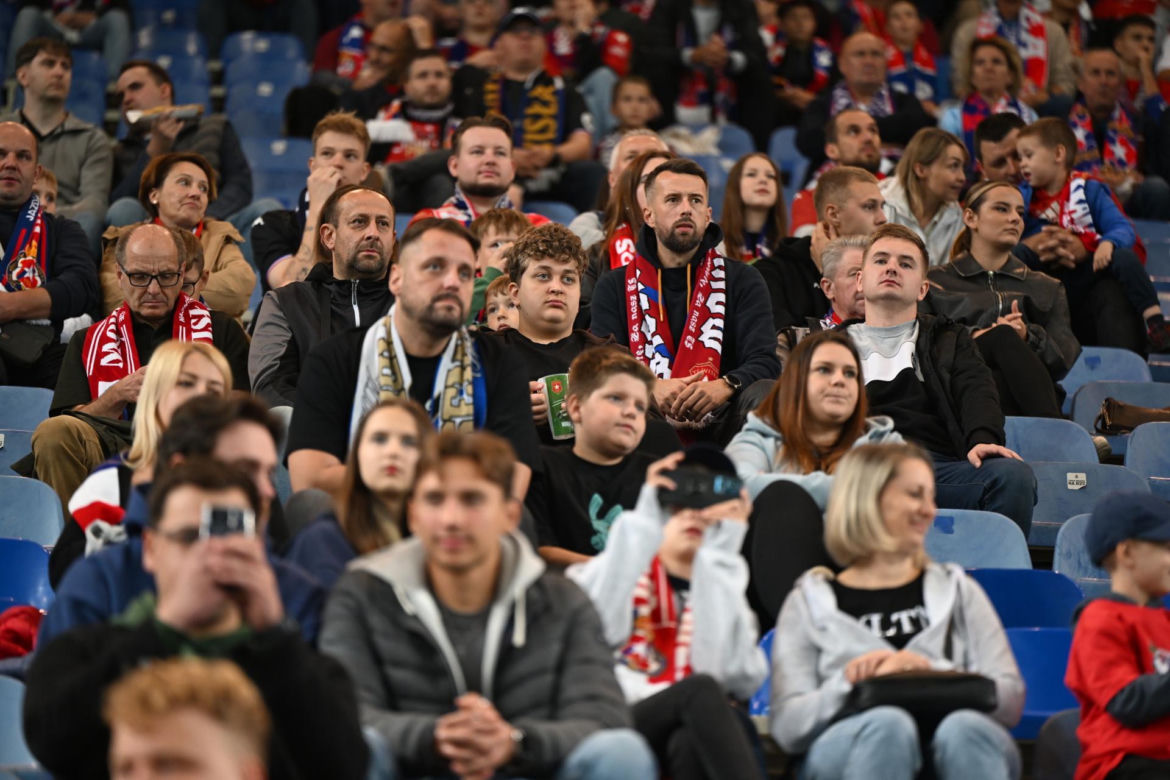 Tak kibice Wisły Kraków bawili się na trybunach. Znajdź się na zdjęciach