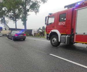 Łukowice Brzeskie: Przewoził papier na DK39, razem z małą dziewczynką trafił do szpitala [ZDJĘCIA]