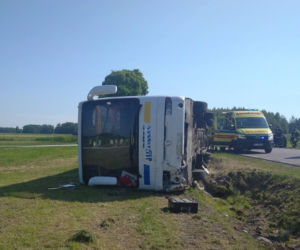 Nur. Autobus z dziećmi wypadł z drogi i wylądował na boku! Sześcioro z nich jest w szpitalu [ZDJĘCIA]