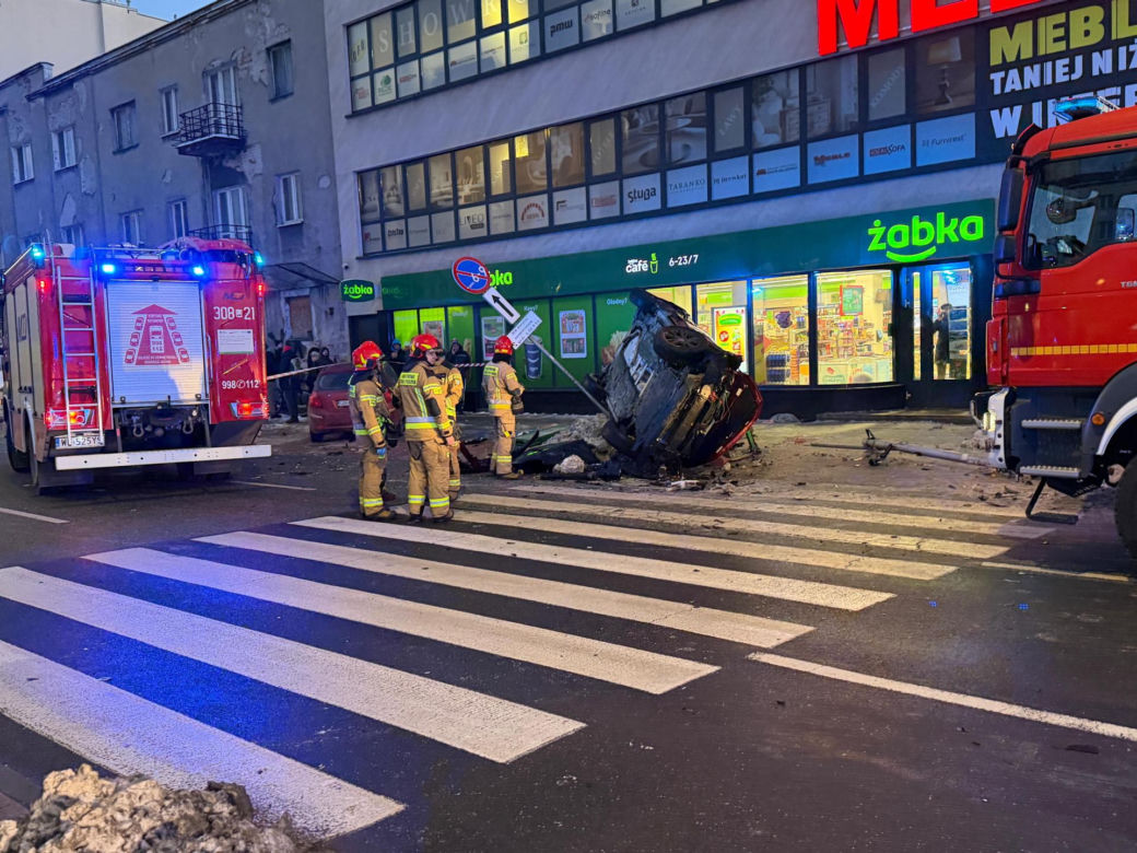 Śmigłowiec ratunkowy na placu Szembeka! Zderzenie samochodów, jeden z nich uderzył w kobietę i dziecko