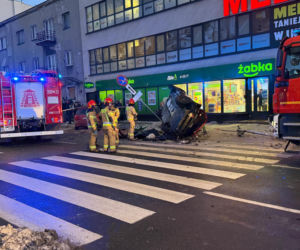 Śmigłowiec ratunkowy na placu Szembeka! Zderzenie samochodów, jeden z nich uderzył w kobietę i dziecko