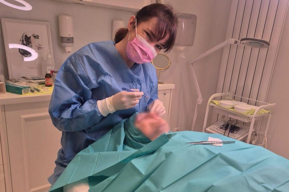 Łódzcy lekarze walczyli o życie koleżanki z pracy. Dziś pani doktor znów operuje. „Poradzili sobie świetnie”