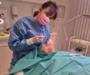 Łódzcy lekarze walczyli o życie koleżanki z pracy. Dziś pani doktor znów operuje. „Poradzili sobie świetnie”