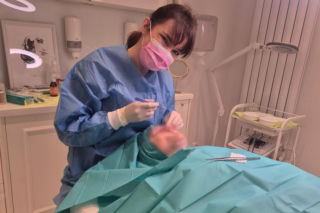 Łódzcy lekarze walczyli o życie koleżanki z pracy. Dziś pani doktor znów operuje. „Poradzili sobie świetnie”