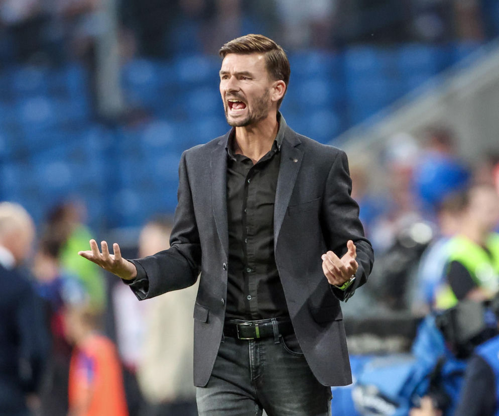 Trener Michał Gasparik krzyczy i gestykuluje na stadionie. O meczu Górnika Zabrze przeczytasz na SE Supersport.