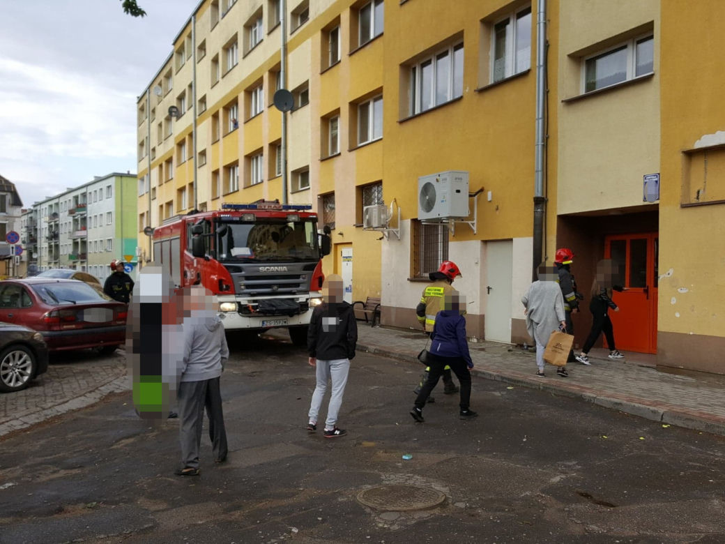 Dziecko stało na parapecie