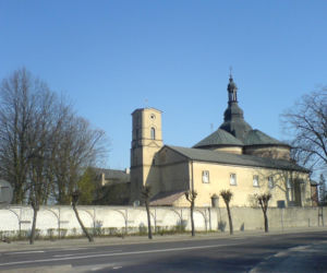 To miasto ma jeden z najpiękniejszych pałaców w Łódzkiem. Zachwyca też klasztorem