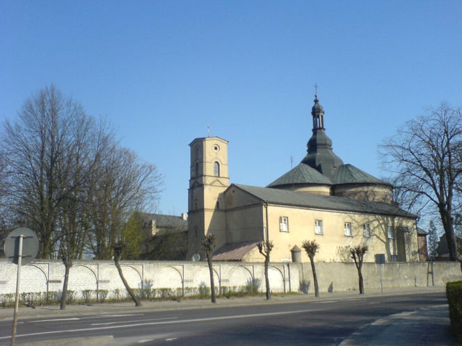 To miasto ma jeden z najpiękniejszych pałaców w Łódzkiem. Zachwyca też klasztorem