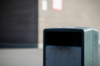 OSP Tworóg walczy z problemem. Kto podrzuca śmieci przed remizę?