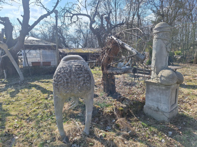 Surrealistyczne rzeźby zdobią ogród. Budzą niepokój i ciekawość