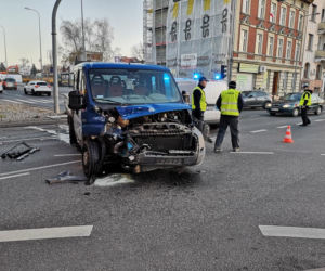 Groźny wypadek na skrzyżowaniu ul. Jagiellońskiej z Ogińskiego! Dwie osoby trafiły do szpitala! [ZDJĘCIA]