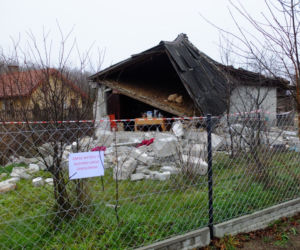 TO CUD ZE MIESZKAJĄCY W TYM DOMU 77-LATEK PRZEŻYŁ. WYBUCH GAZU ZŁOŻYŁ BUDYNEK JAK DOMEK Z KART