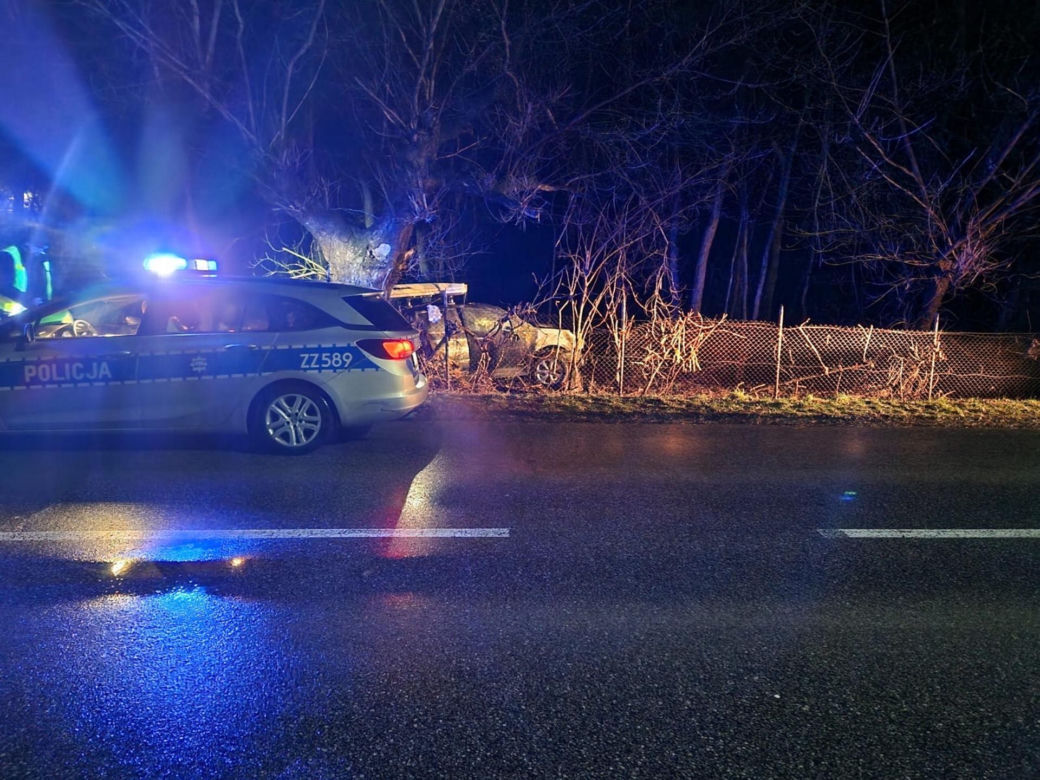 Zjechał z drogi i huknął w drzewo. Jego auto stanęło w płomieniach. Cudem uniknął śmierci