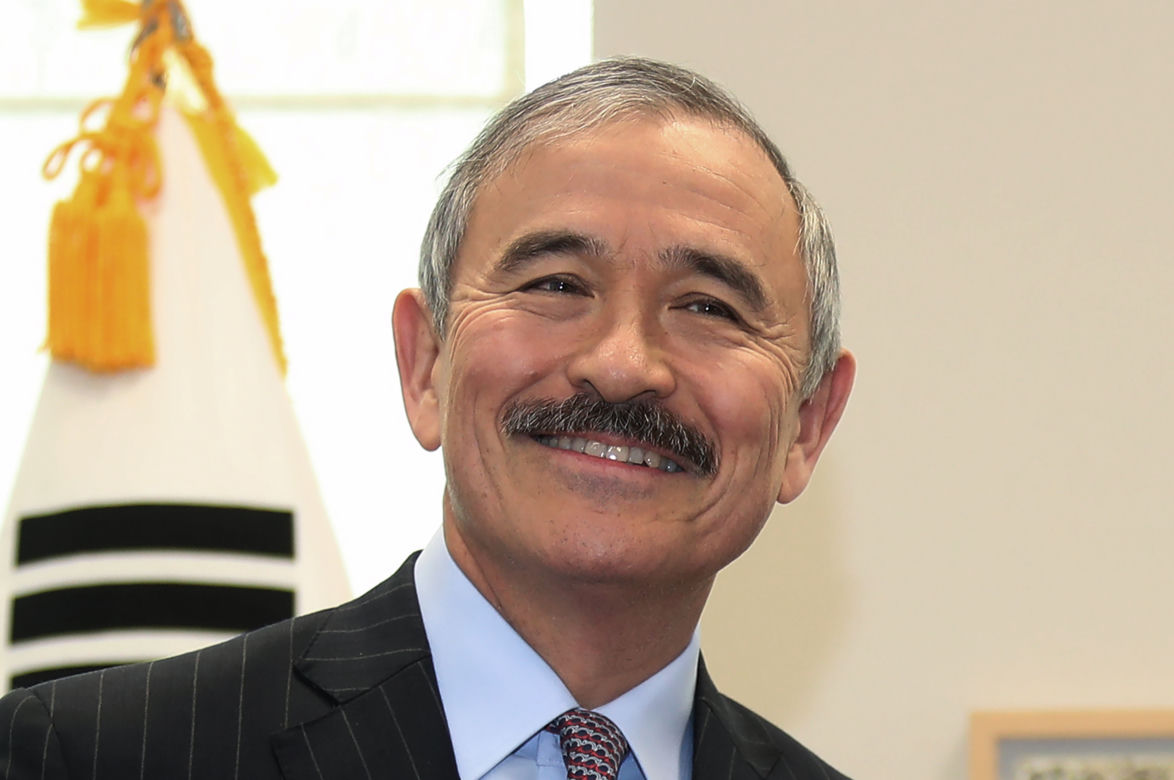 Kazali ambasadorowi zgolić wąsy!