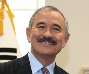 Kazali ambasadorowi zgolić wąsy!
