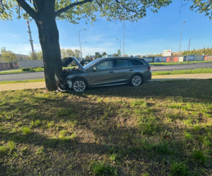 Poranny wypadek w Lesznie. Kierowca osobówki uderzył w drzewo