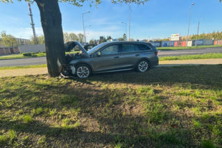 Poranny wypadek w Lesznie. Kierowca osobówki uderzył w drzewo