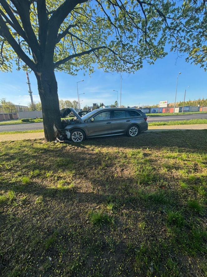 Poranny wypadek w Lesznie. Kierowca osobówki uderzył w drzewo