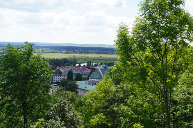 To miasto w woj. świętokrzyskim ma jeden z najpiękniejszych rynków. Czaruje też zabytkową kaplicą