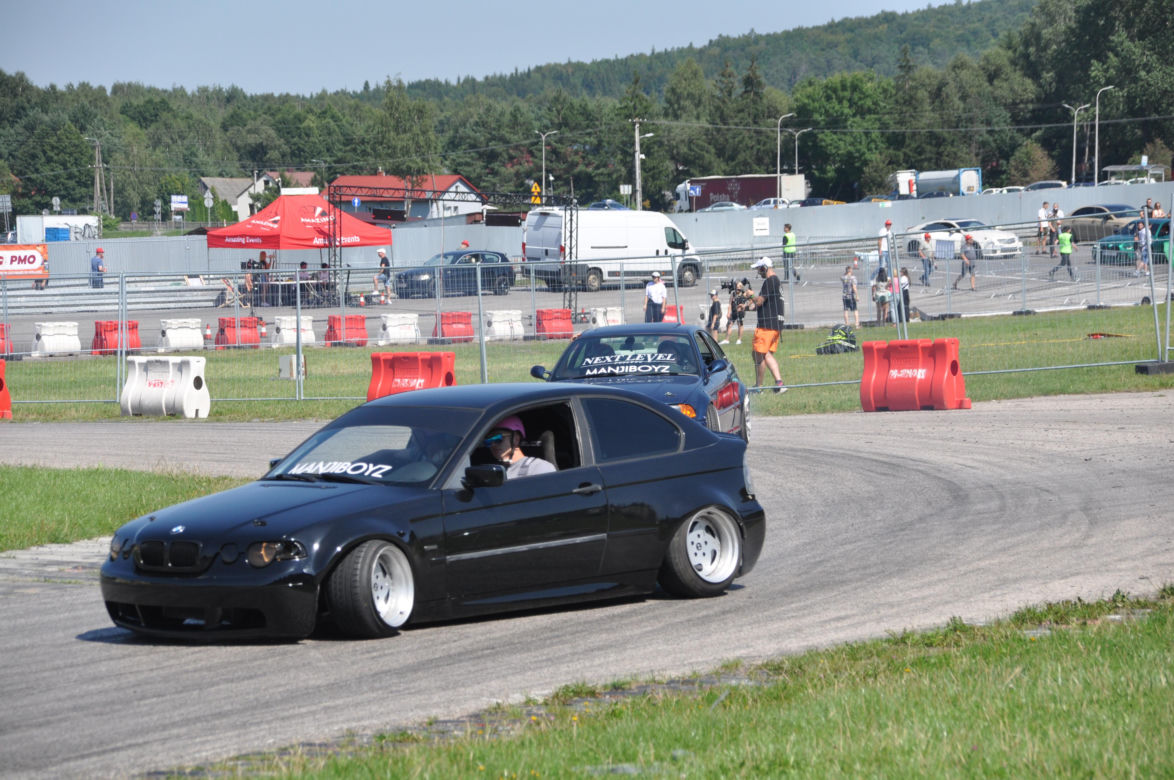 Auto Moto Fiesta 2023 na Torze Kielce. Dużo pięknych samochodów i pokazy driftu